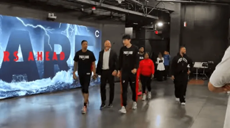 乐鱼体育-杨瀚森赛后与总经理克罗宁拥抱沟通，全程无翻译陪同