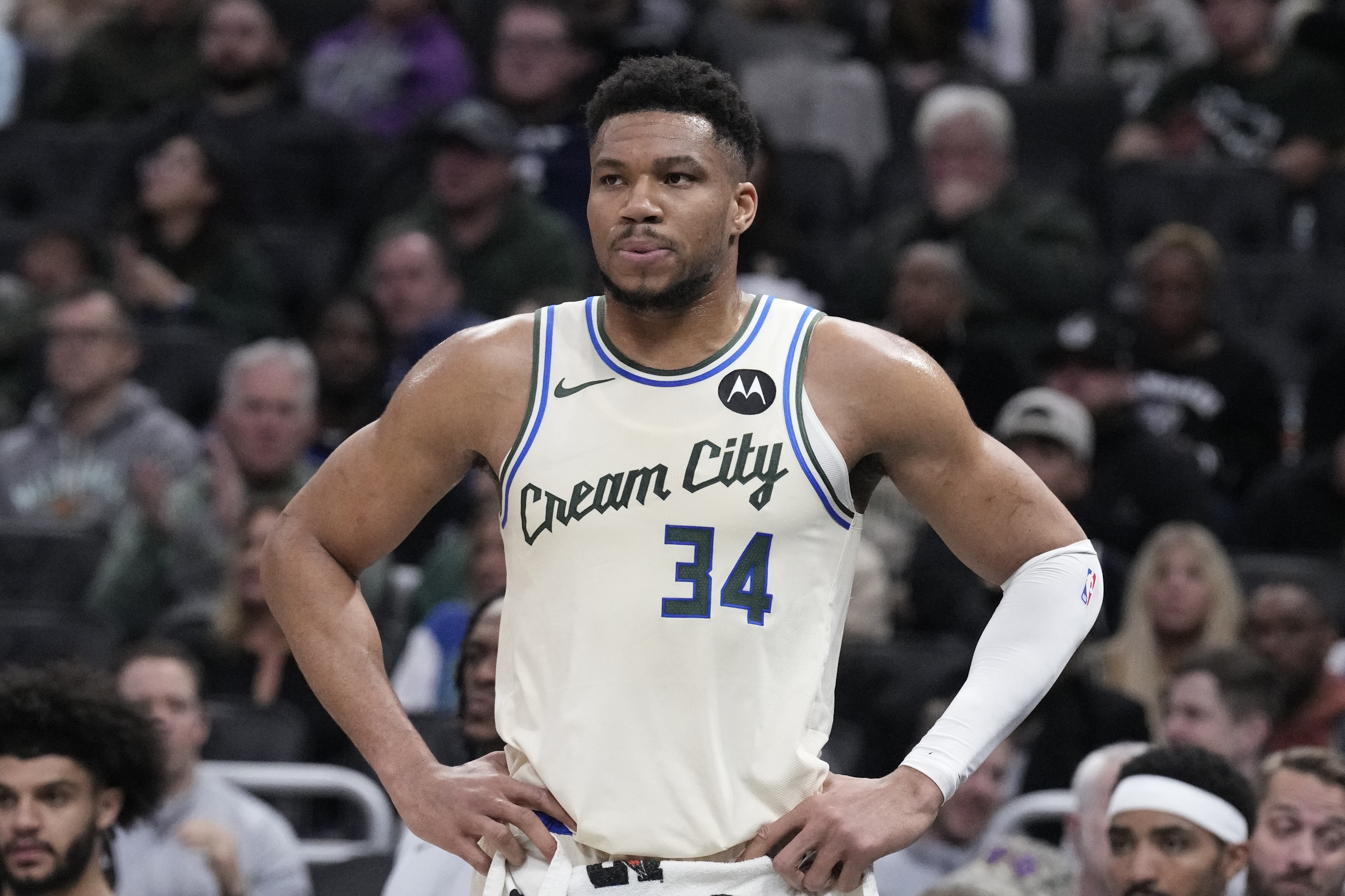 乐鱼体育-字母哥虽好但并不适合火箭！送出申京小贾&amp;强力替补值得吗？